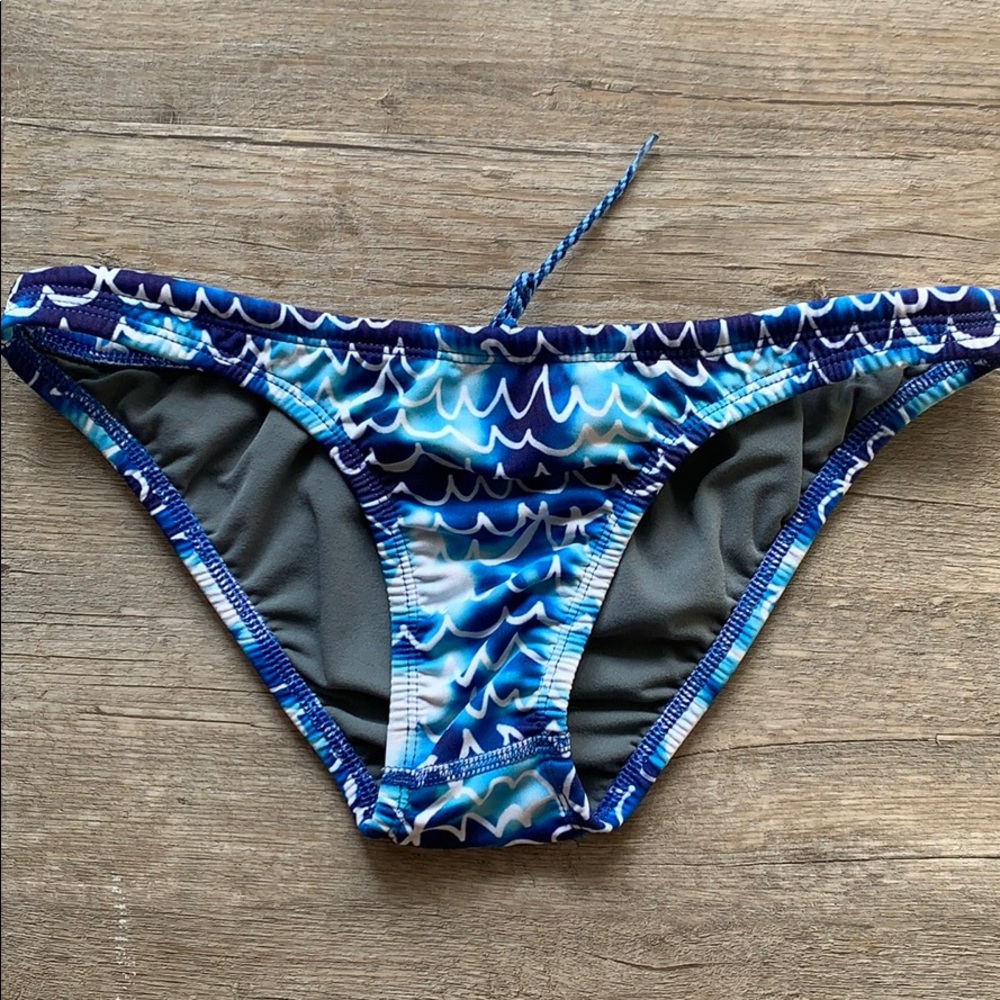 JolynxMallyce European cut bottoms